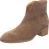 A single brown suede ankle boot is shown against a white background. Anteprima dell’immagine prodotto