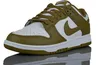 A studio shot of a Nike Dunk Low Retro sneaker. Produktbild-Vorschau