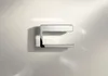 A modern, chrome-plated toilet paper holder mounted on a light-colored wall. Anteprima dell’immagine prodotto