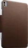 A brown leather case for an iPad Pro is shown from a side angle, with a white Apple Pencil attached. Podgląd zdjęcia produktu