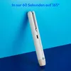 A white cordless hair straightener is leaning against a blue wall, with a dark blue surface in the foreground. Produktbild-Vorschau
