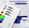 A sheet of paper with color swatches and page counts is shown next to a toner cartridge box. Produktbild-Vorschau