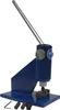 A blue metal chain riveting tool with a silver handle is shown against a white background. Several small black metal accessories are placed on the base of the tool. Anteprima dell’immagine prodotto