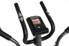 Close-up of the handlebars and console of an elliptical trainer, with a smartphone mounted on the console. Produktbild-Vorschau