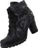 Auf dem Bild ist ein schwarzfarbener Stiefel zu sehen der von der Seite betrachtet wird. Der Stiefel hat eine hohe Form und eine strukturierte Oberfläche die ihm ein modisches Aussehen verleiht. Produktbild-Vorschau