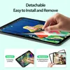 A hand is shown peeling a screen protector off a tablet, with smaller inset images demonstrating installation and removal. Voir les images du produit