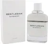 Givenchy Gentleman Cologne für Herren, klarer Flakon mit weißem Deckel, steht neben weißer Verpackung mit schlichtem, schwarzem Schriftzug. Podgląd zdjęcia produktu