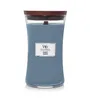 A WoodWick candle with a blue wax and a wooden lid. Anteprima dell’immagine prodotto