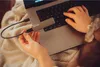 A person is using an external SSD connected to a laptop. Anteprima dell’immagine prodotto