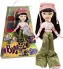 A Bratz doll named Jade is shown in its packaging, with an additional doll outside the box. Podgląd zdjęcia produktu