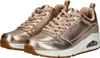 A pair of rose gold Skechers sneakers. Voir les images du produit