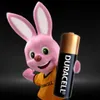A pink cartoon rabbit character holding a Duracell battery. Produktbild-Vorschau