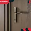 A close-up of a door handle on a wooden door. Anteprima dell’immagine prodotto