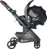A side view of a black Ergobaby Metro+ Deluxe stroller with a car seat attached, on a white background. Náhled obrázku produktu