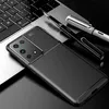 A smartphone case with a carbon fiber texture is placed on a laptop keyboard, with two pens nearby. Voir les images du produit