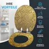 A toilet seat and lid with a leaf pattern, displayed in a bathroom setting with shelves in the background. Text overlays highlight product benefits. Produktbild-Vorschau