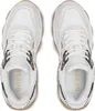 A top-down view of a pair of white Guess sneakers. Náhled obrázku produktu