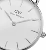 A close-up shot of a Daniel Wellington watch face. Voir les images du produit