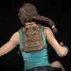 Close-up view of a statue of Lara Croft from Tomb Raider, showing her backpack and braided hair. Anteprima dell’immagine prodotto