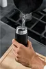 A person is pouring hot water into a black ZWILLING thermobecher. Podgląd zdjęcia produktu