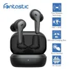 A pair of black wireless earbuds and their charging case are displayed with feature callouts. Produktbild-Vorschau