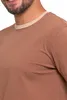 Close-up of a man wearing a brown t-shirt with a beige collar. Produktbild-Vorschau