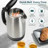 A stainless steel electric kettle is shown with water boiling inside, accompanied by icons and text describing its features. Two glasses of amber liquid and two bagels on a plate are also visible. Produktbild-Vorschau