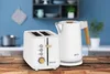 A white toaster and a white electric kettle with wood accents are displayed on a wooden table in a kitchen setting. Voir les images du produit
