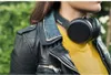A person wearing headphones and a jacket outdoors. Voir les images du produit