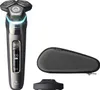 A Philips electric shaver and its accessories are displayed against a white background. Anteprima dell’immagine prodotto