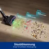 A vacuum cleaner head is shown on a wooden floor, with scattered debris and animated graphics indicating different levels of dirt. Produktbild-Vorschau
