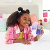 Barbie Fashionista Puppe im Jersey-Oberteil und Faltenrock Produktbild-Vorschau 2