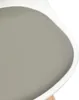 A close-up view of the seat of a chair. Voir les images du produit