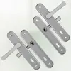 Four door handles with backplates are arranged diagonally on a light background. Anteprima dell’immagine prodotto