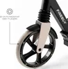 Close-up of a scooter wheel and front fork with text overlays highlighting features. Náhled obrázku produktu