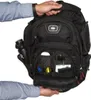A person is holding a black Ogio rucksack. Produktbild-Vorschau