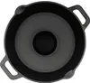 A top-down view of a black cast iron chicken roaster with a central cone and handles. Anteprima dell’immagine prodotto