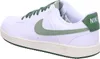 A side view of a white Nike Court Vision Low sneaker with green accents. Produktbild-Vorschau