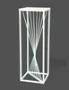 A white metal plant stand with a twisted design. Anteprima dell’immagine prodotto
