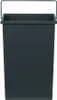 A dark gray rectangular trash can with a silver handle is shown against a white background. Voir les images du produit