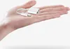 A hand holding a white adapter. Anteprima dell’immagine prodotto