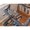 A smartphone mounted on a bicycle handlebar, displaying a navigation app. Náhled obrázku produktu