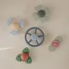Mushie Saugnapf-Spinnerspielzeug – Wheel | Wasserspielzeug Produktbild-Vorschau 2