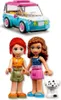 A LEGO set featuring a car and two mini-doll figures, along with a small dog figure. Náhled obrázku produktu