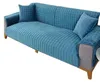 Petrolfarbener gesteppter Sofabezug mit passenden Kissen über einem grauen Sofa drapiert Náhľad obrázku produktu