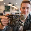 Dinosaurier-Kaffeebecher mit originellem Motiv – Lustige Produktbild-Vorschau 4