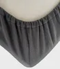 A close-up view of the elasticized edge of a fitted sheet. Produktbild-Vorschau