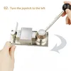 A hand is shown turning a lever on a metal ring-forming machine, with text indicating step 2 of an instruction. Anteprima dell’immagine prodotto