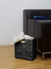 Schwarze Knitterbox mit Decke neben einer Couch im Wohnzimmer“ Produktbild-Vorschau