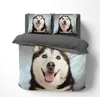 A duvet cover and pillowcase set featuring a husky dog print, laid out on a bed. Produktbild-Vorschau